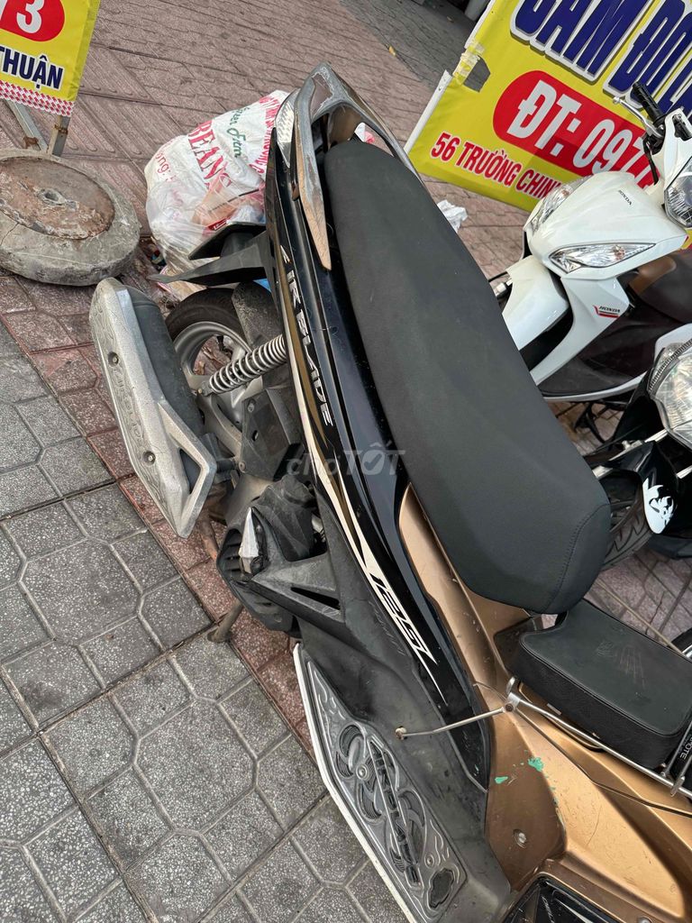 Honda Air Blade Золотисто-бронзовый скутер