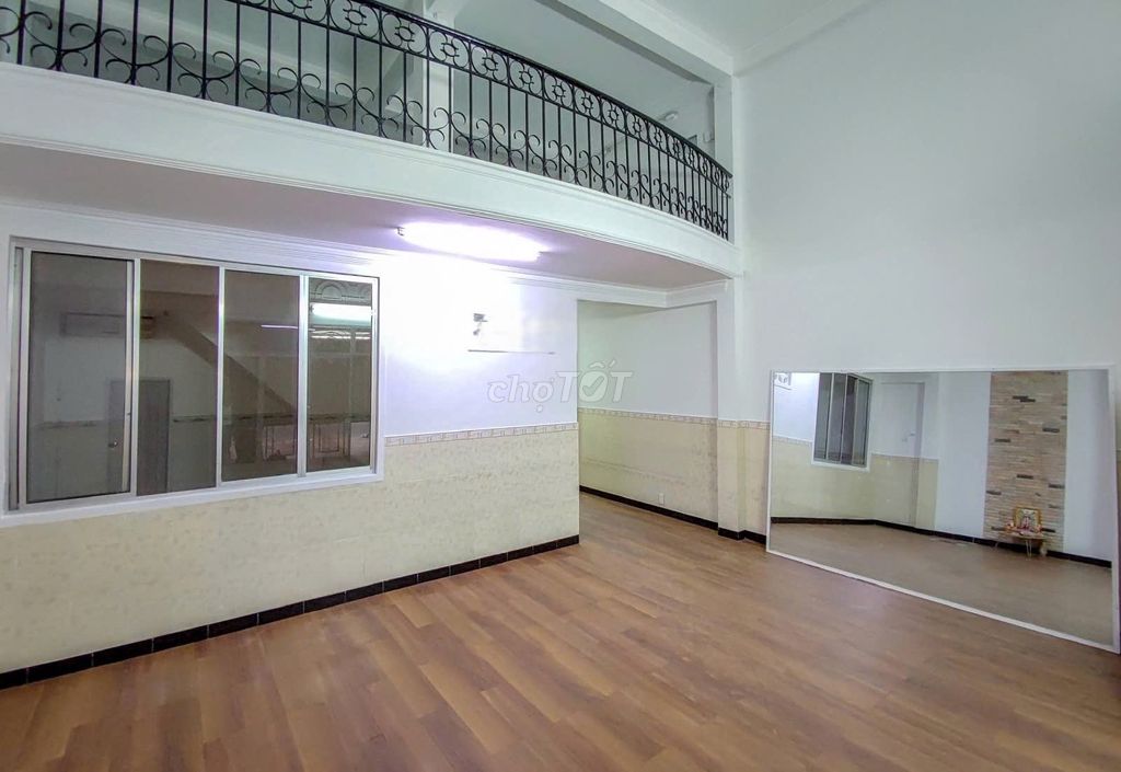 Cho thuê nhà 6X15 3 tầng mặt tiền đường Tôn Thất Thuyết P.18 Q.4 