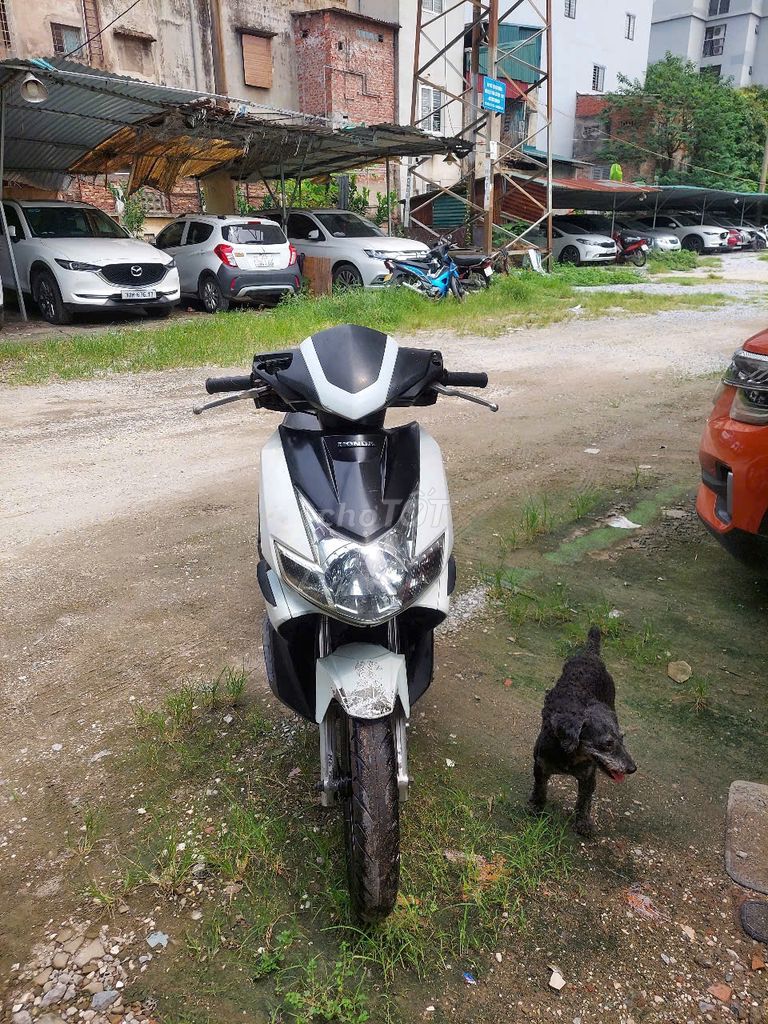 Bán xe Honda Airblade Thái mầu trắng chính chủ. Mua bán Xe máy tại Quận Hoàng Mai Hà Nội được đăng bởi hoàng lan hình 6