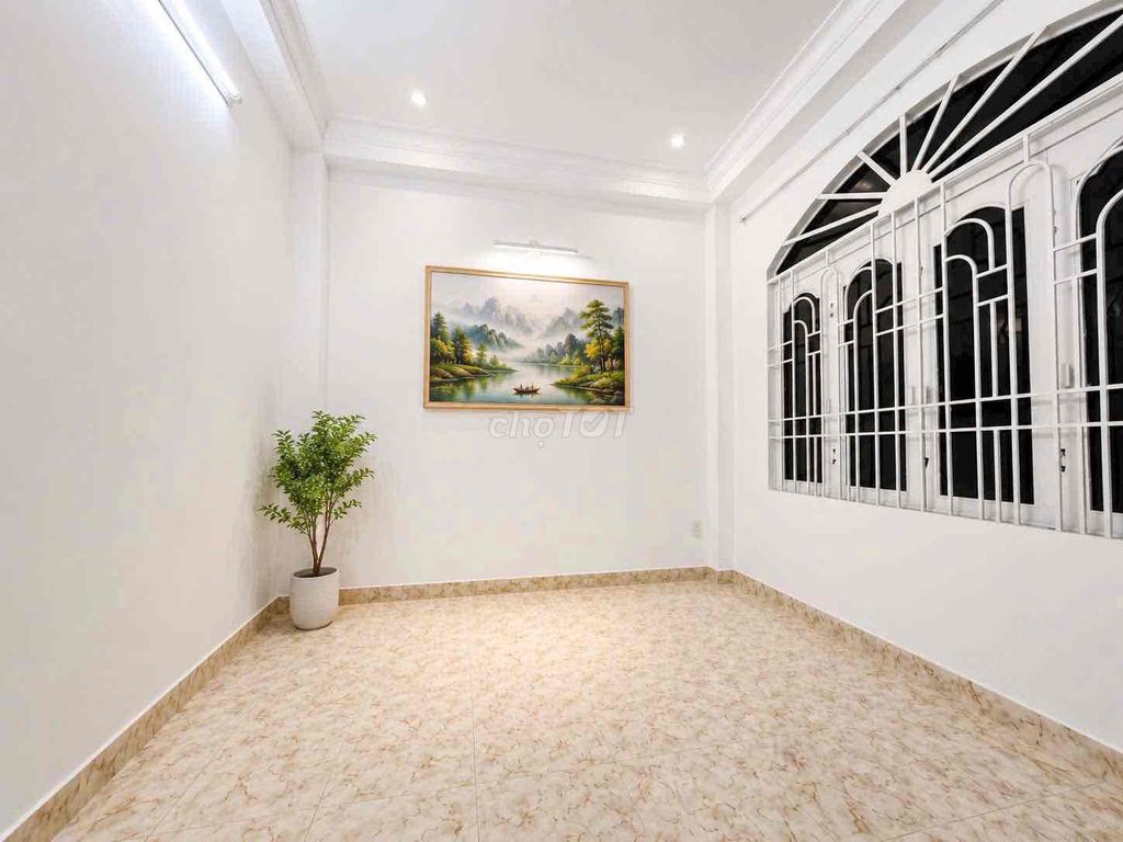 Hiếm có căn 5PN, 6WC ngay Trần Quang Diệu với mức giá dưới 8 tỷ.