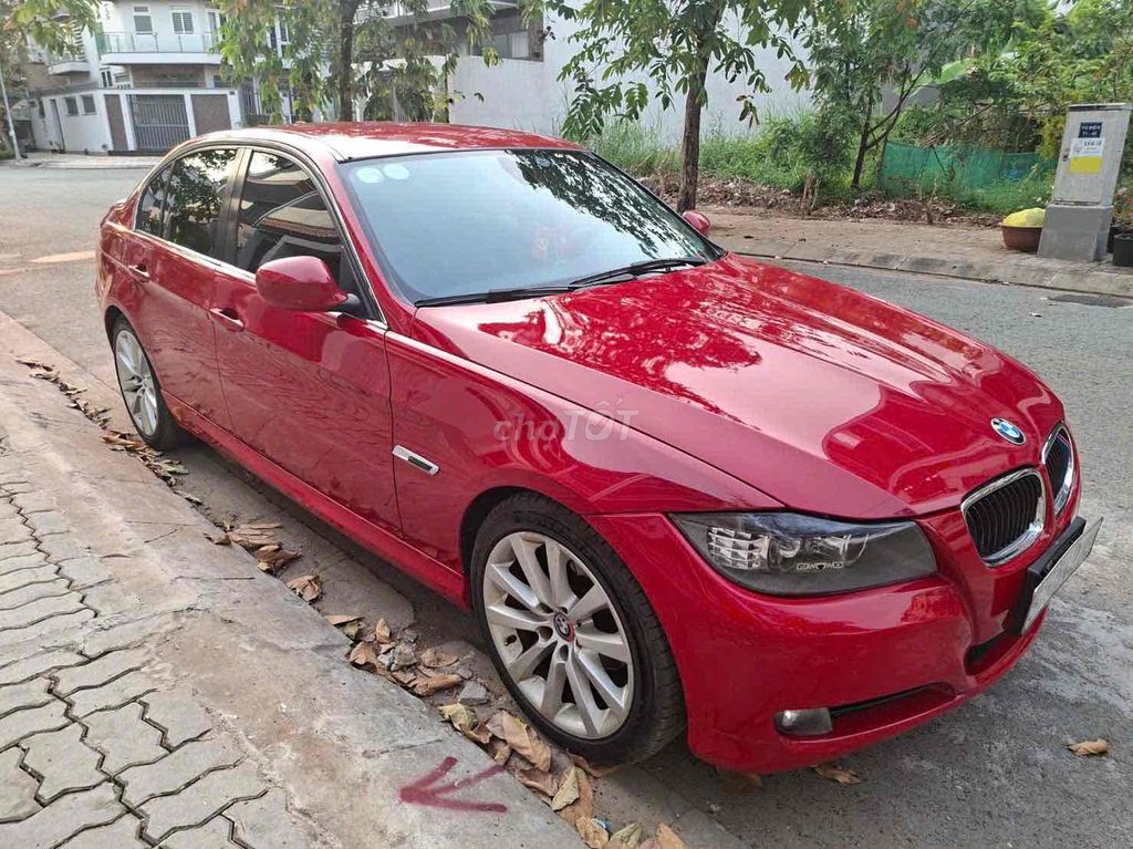 BMW 320i 2011 Красный