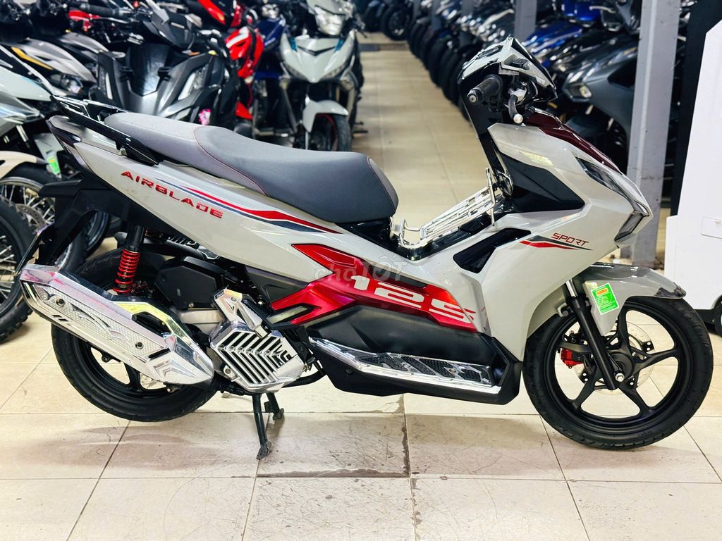 ПРОЦВЕТАЮЩИЙ МОТОЦИКЛ-HONDA AIR BLADE 125 СЕРЫЙ КРАСНЫЙ СПОРТ