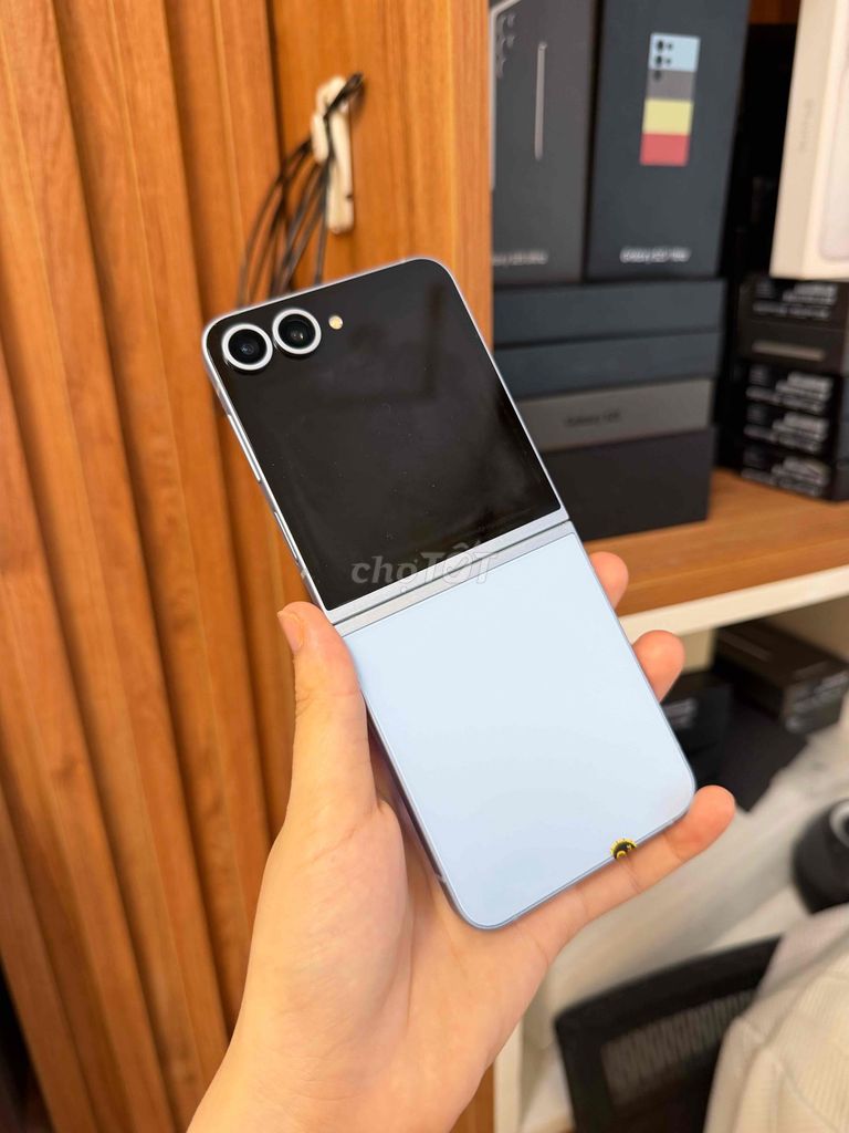 Samsung Galaxy Z Flip6 256GB Xám Đã sử dụng. Mua bán Điện thoại tại Quận Cầu Giấy Hà Nội được đăng bởi Thanh Thoa hình 1