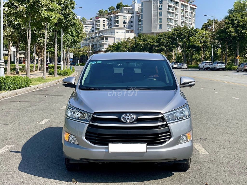 Toyota innova 2017, số tự động 2.0G, màu bạc.