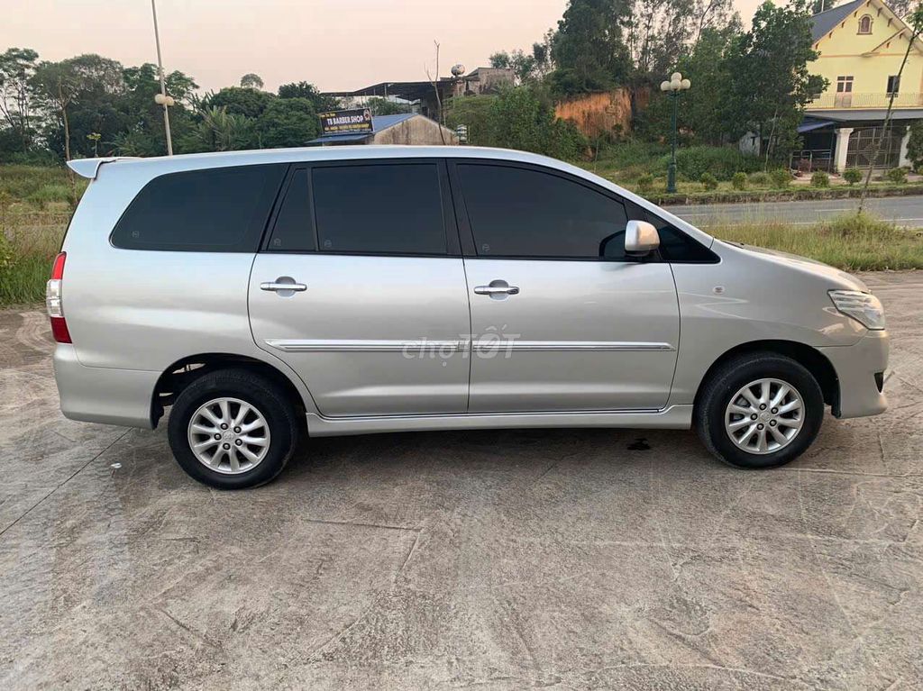 Toyota Innova 2012 G - 8000 km