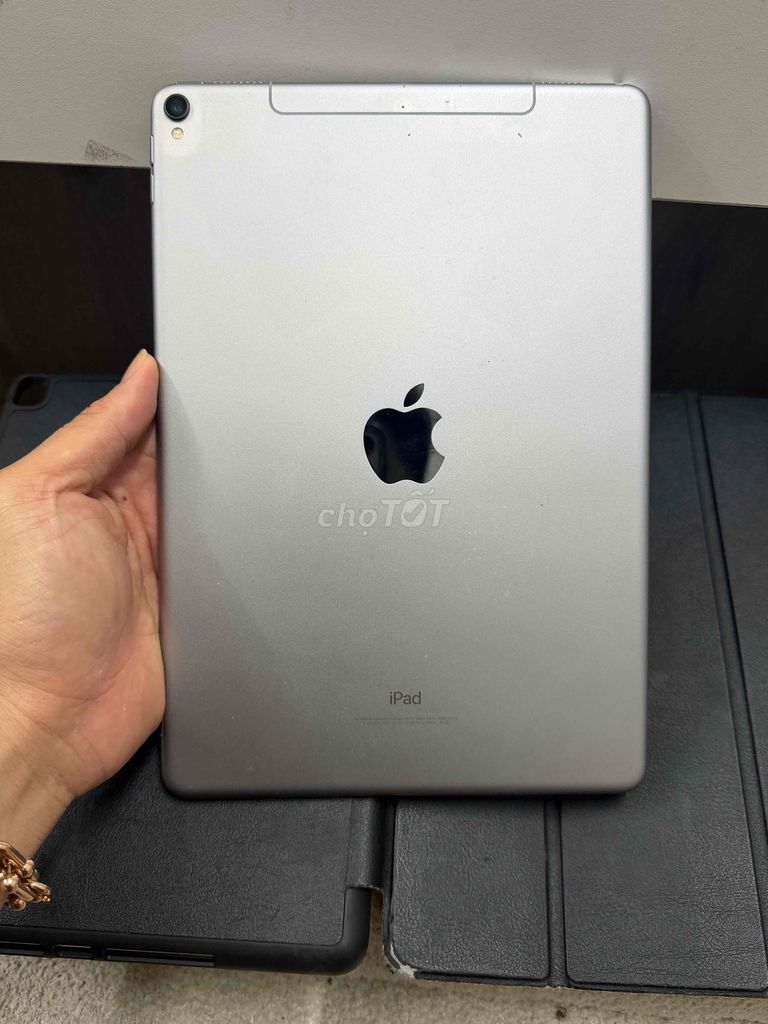 Apple iPad Pro 10.5 inch 64GB bản 5g zin. Mua bán Máy tính bảng tại Quận 12 Tp Hồ Chí Minh được đăng bởi Hoàng minh tiến  hình 1
