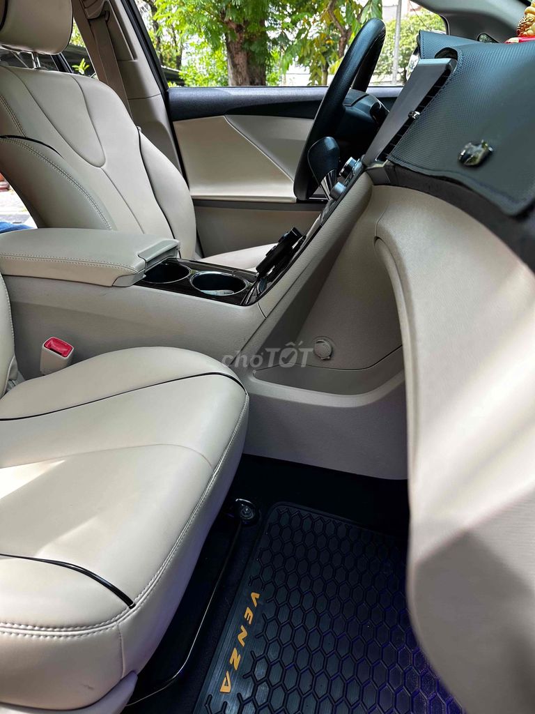 Tôi cần bán xe nhà chính chủ Venza 2009 nguyên zin. Mua bán Ô tô tại Quận 1 Tp Hồ Chí Minh được đăng bởi Luật Nguyễn hình 9