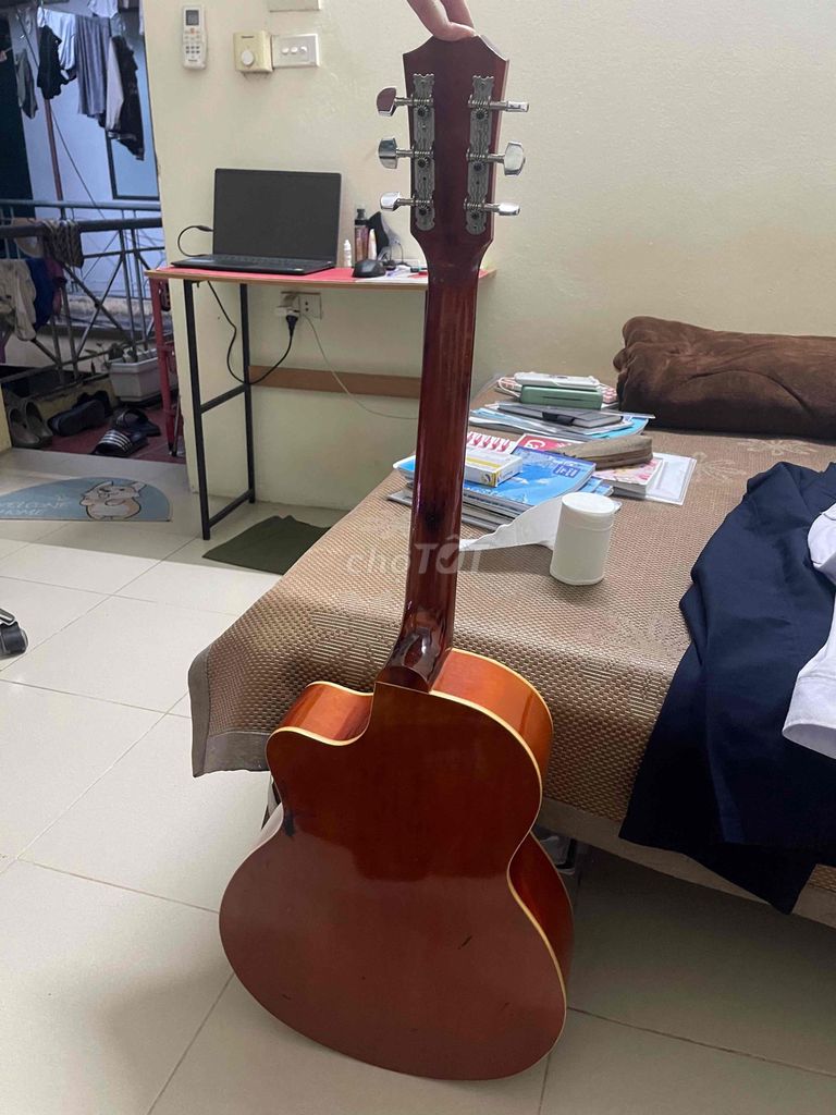 Đàn guitar gỗ màu Nâu vàng. Mua bán Nhạc cụ tại Quận Đống Đa Hà Nội được đăng bởi Lê Mạnh hình 1