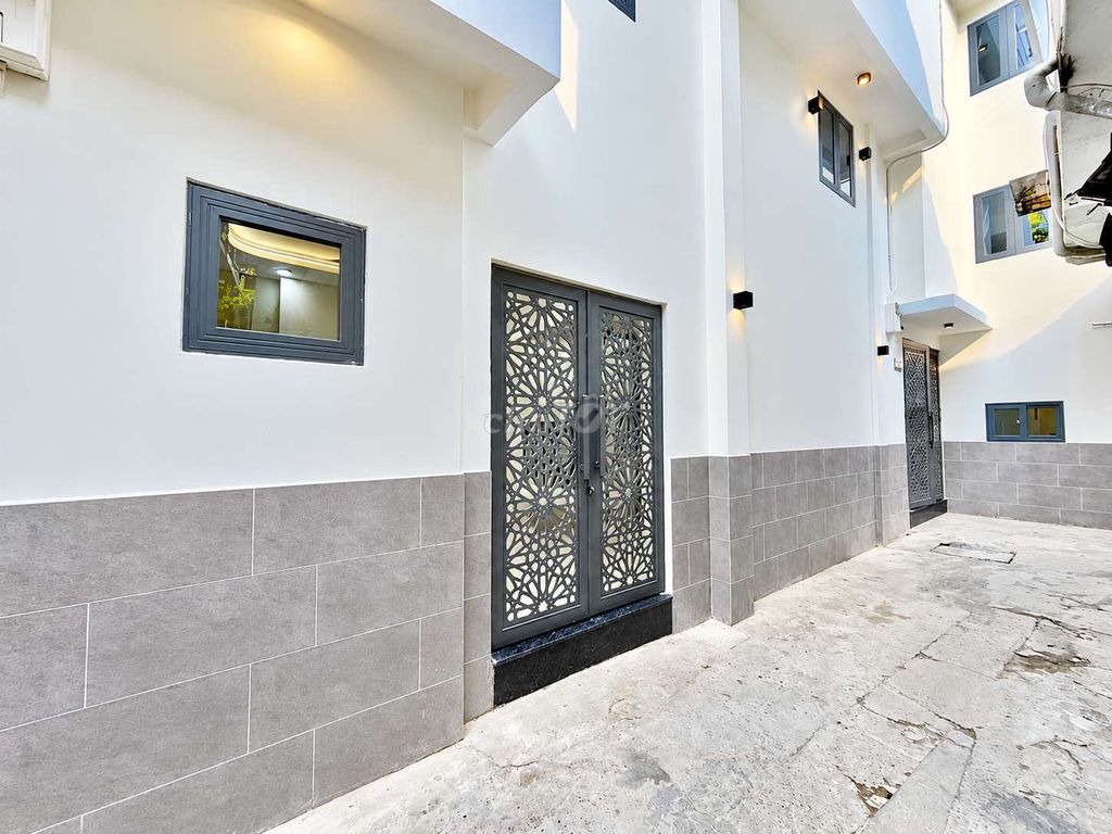 4 этажа + терраса, 4 сп, 6 санузлов, участок 42м², 3 дома от дороги