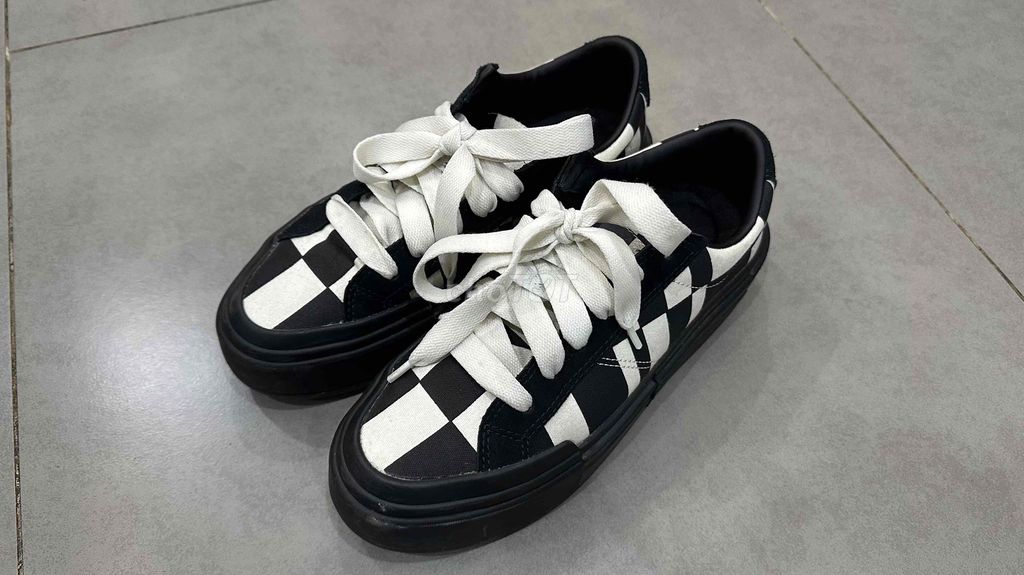 Giày thể thao Converse Đen Trắng size 43. Mua bán Giày dép tại Quận 7 Tp Hồ Chí Minh được đăng bởi Khoa Lê hình 1