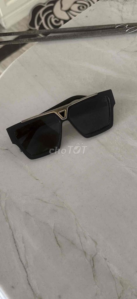 Kính râm Louis Vuitton 1.1 Evidence Đen. Mua bán Phụ kiện thời trang khác tại Quận Thanh Xuân Hà Nội được đăng bởi Minh Nguyễn hình 1