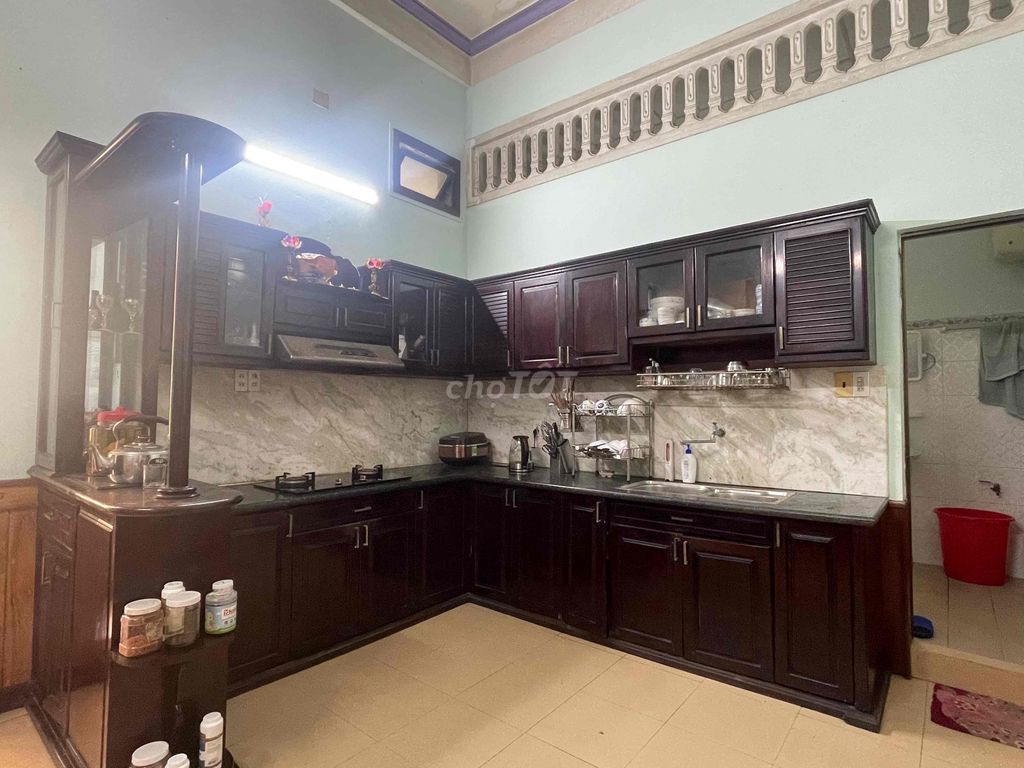 Tủ bếp gỗ tự nhiên nâu đỏ có quầy bar. Mua bán Tủ, kệ gia đình tại Thành phố Huế Thừa Thiên Huế được đăng bởi Nguyễn Hoàng hình 1