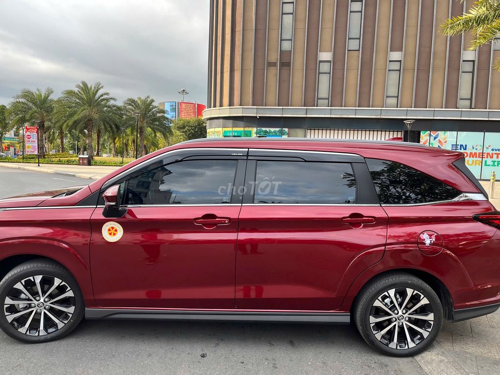 Крестовый топ Toyota Veloz 2023 красный
