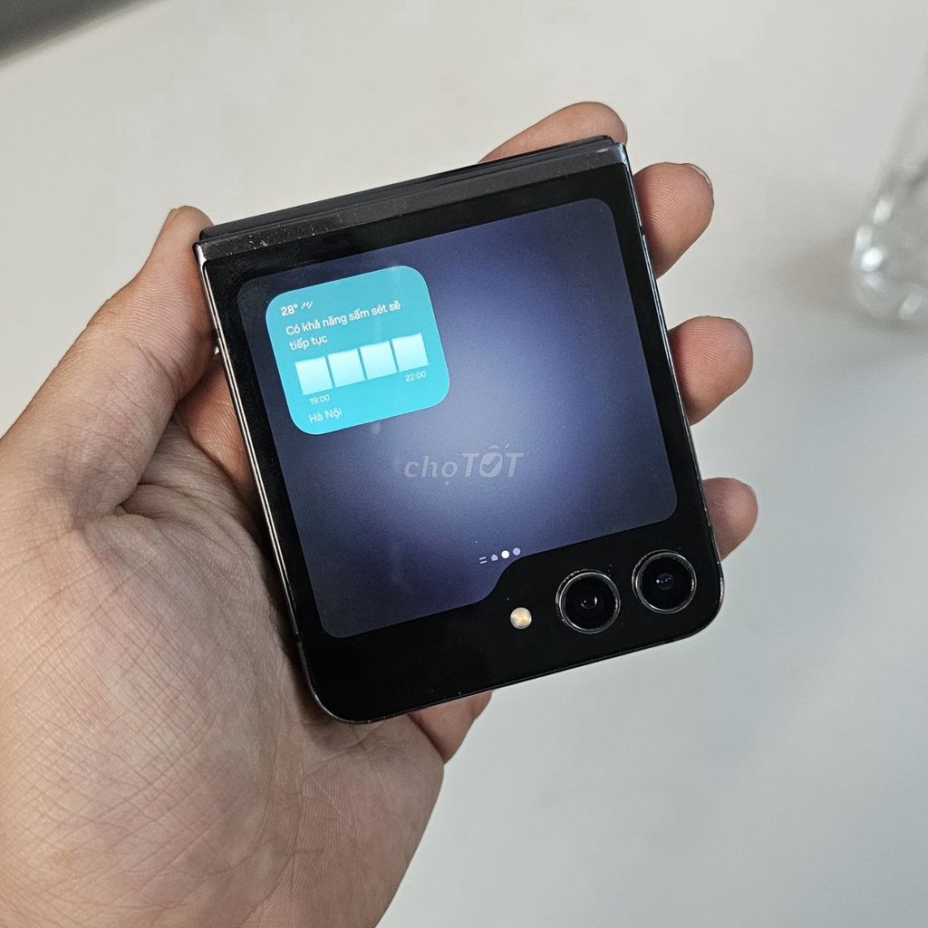 Samsung Galaxy Z Flip5 🌟 Graphite nổi bật. Mua bán Điện thoại tại Quận 10 Tp Hồ Chí Minh được đăng bởi Lê Quân Mobile hình 1