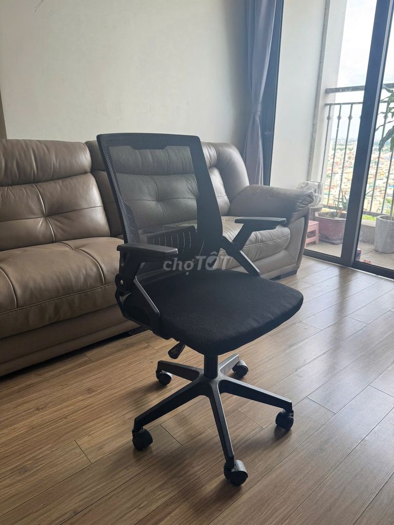 Ghế xoay văn phòng lưới vải đen điều chỉnh độ cao. Mua bán Đồ dùng văn phòng tại Quận Hoàng Mai Hà Nội được đăng bởi Phạm Đức Tuấn hình 1