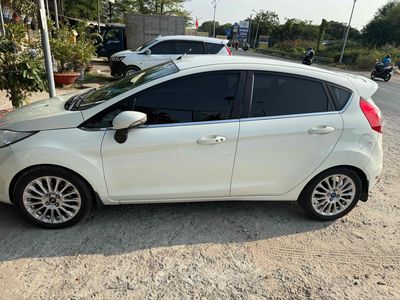 Ford Fiesta Trắng Tự động