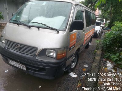 Toyota Hiace Van 6 chỗ ghi hồng
