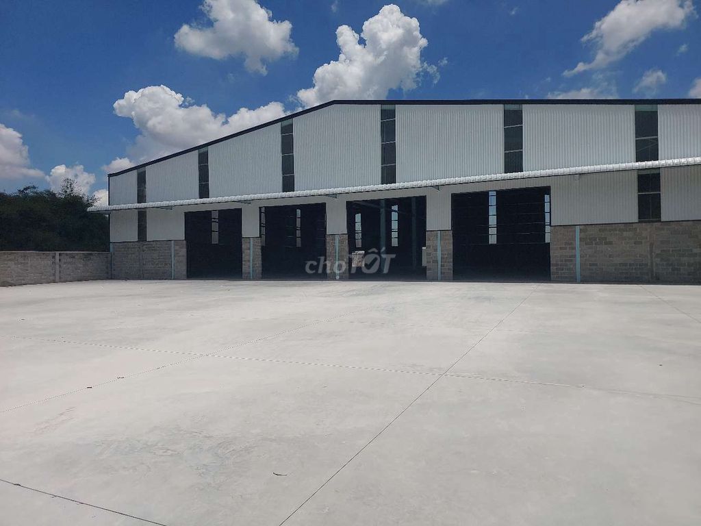 Cho thuê xưởng 1800m2.Pccc vách tường đường xe công.Có đủ giấy tờ.