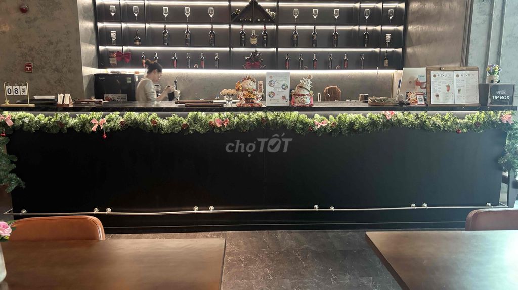 Kệ rượu treo tường Gỗ MDF 4.4m x 1m. Mua bán Tủ, kệ gia đình tại Quận Hà Đông Hà Nội được đăng bởi Ngọc Kanie hình 1