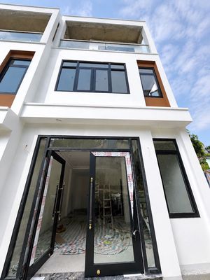 nhà 3 tầng, công năng 3N3WC, có bãi đỗ xe, gần chợ trường