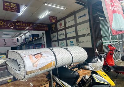 02 Nam nhân viên giao hàng xe máy KV Dầu Giây