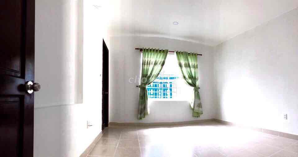 full 1 tầng, 1 phòng ngủ lớn ban công cửa sổ bự.