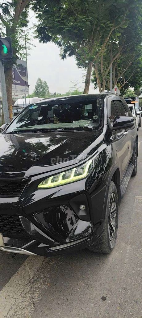 Toyota Fortuner Legender черный