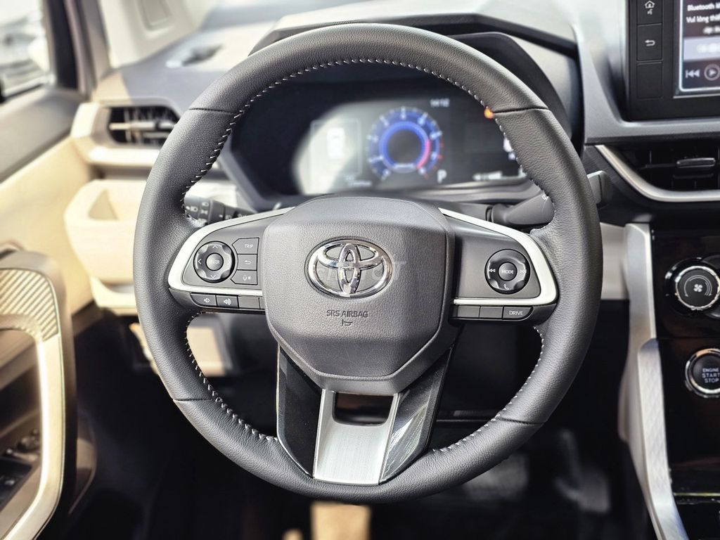 - Toyota Veloz 1.5AT sx 2022 màu nâu bạc