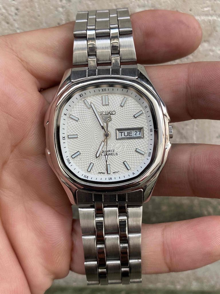 Seiko V Quartz size 38mm. Vỏ inox khối