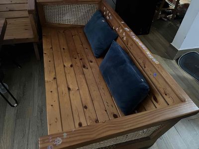 Bộ bàn ghế gỗ đẹp, chắc chắn. Mua bán Bàn ghế tại Quận Thanh Khê Đà Nẵng được đăng bởi Dọn nhà cho đỡ chật