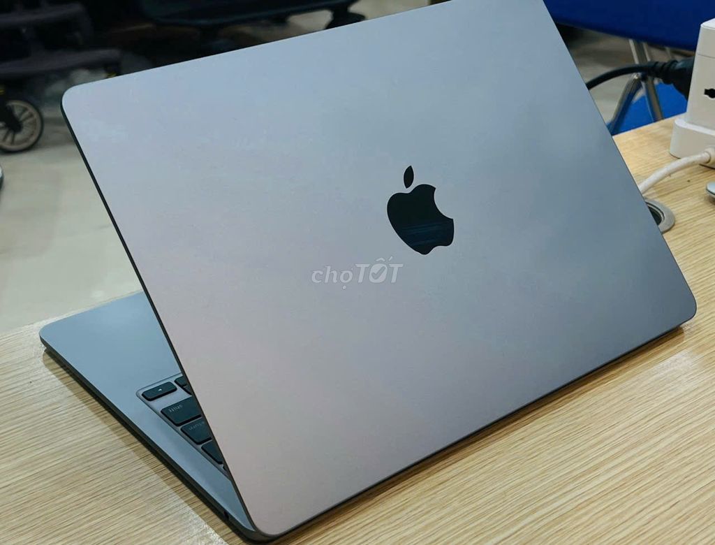 Em bán chiếc MacBook Air M2/8/256 BH 1/7/2025