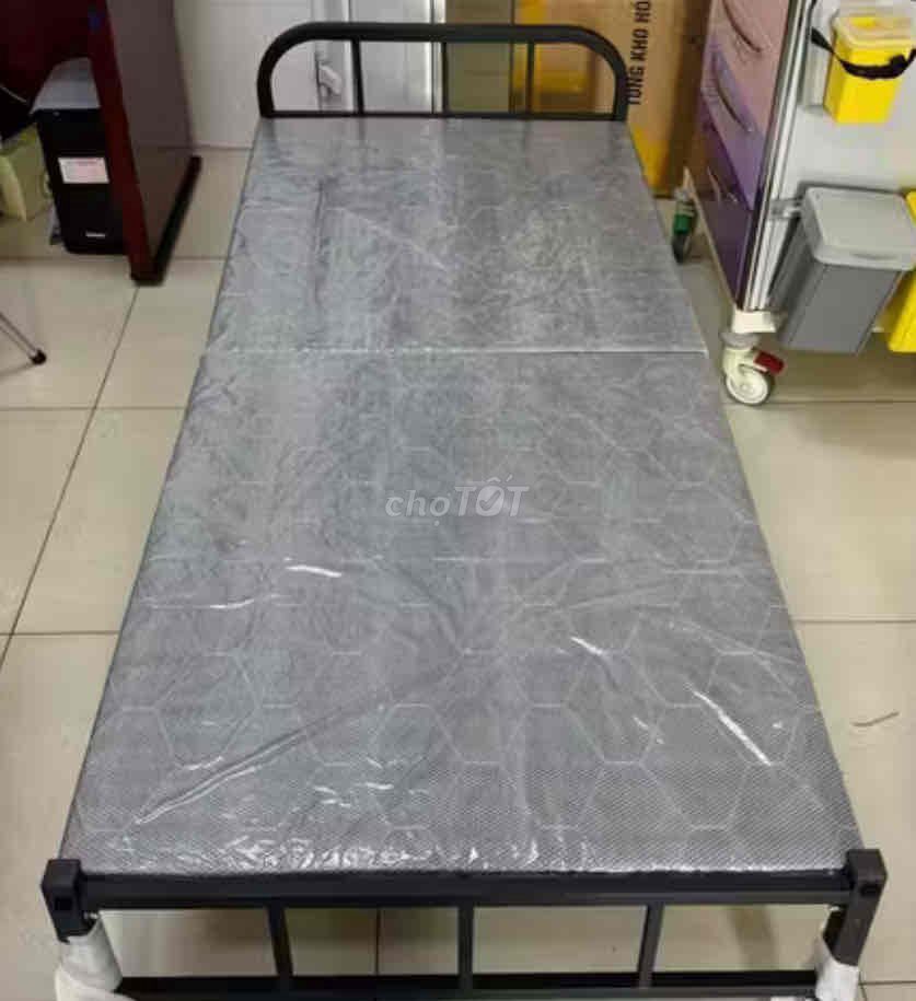 Giường gấp tiện lợi màu đen. Mua bán Giường, chăn ga gối nệm tại Quận Đống Đa Hà Nội được đăng bởi Linh hình 1