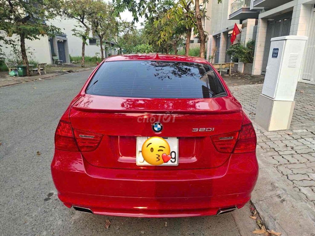 BMW 320i 2011 Красный