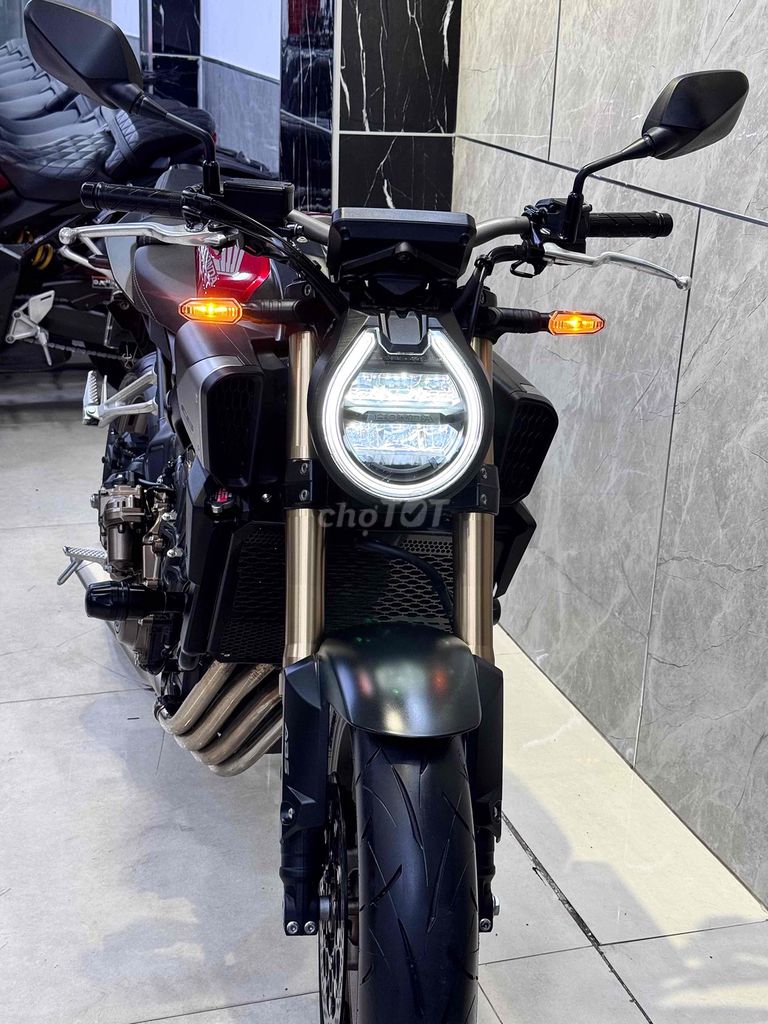 Honda CB650R E-Clutch 2024 Красный 2500км Таиланд