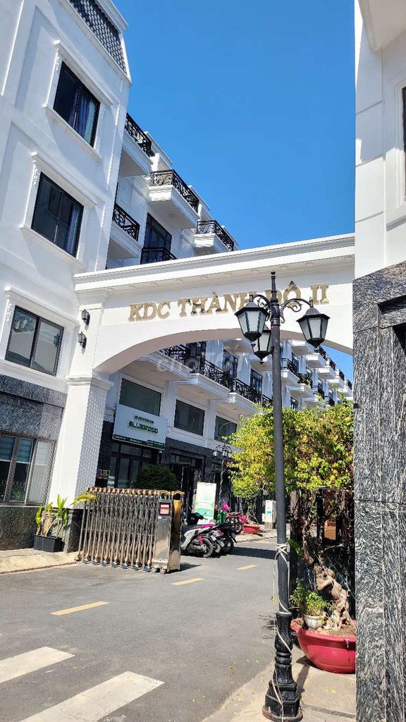 Дом с фасадной частью в жилом районе Thanh Do 2 в неоклассическом стиле