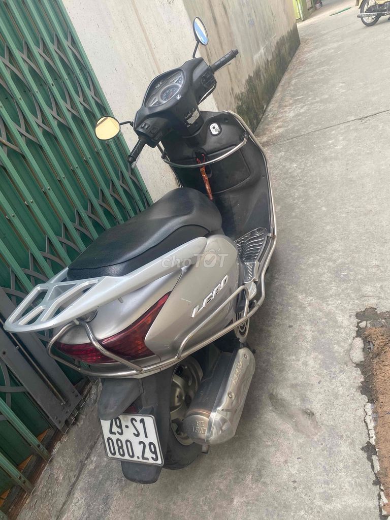 Скутер Honda Lead, серебристый
