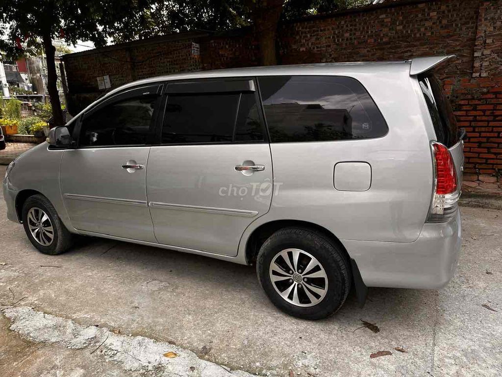 Toyota Innova V 2008 серебристый 8 мест