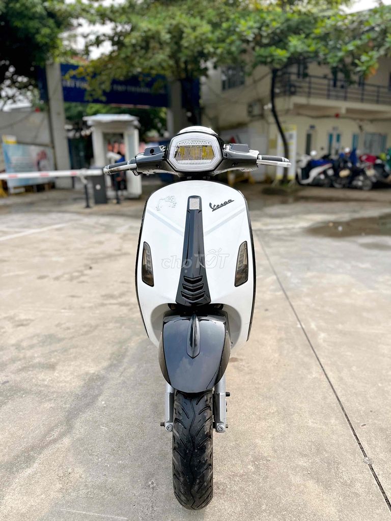 Электроскутер Vespa Черно-белый, аккумулятор 2026