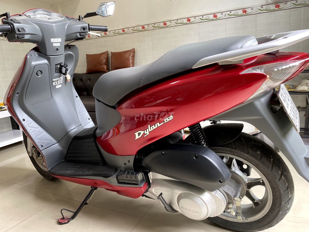 Honda Dylan 150, скутер, красный