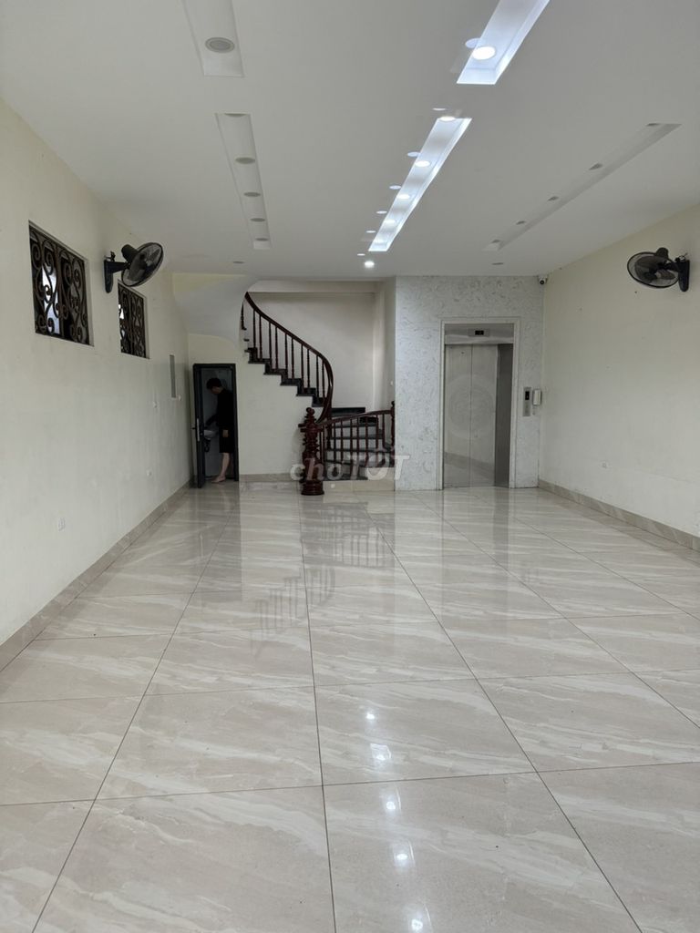 cho thuê nhà mới tinh Tân Mai:80m2, 7 tầng,có thang máy,32tr