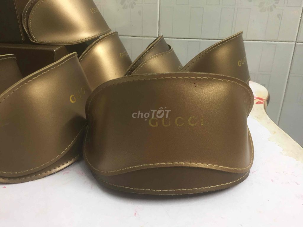 Hộp mắt kính da Gucci