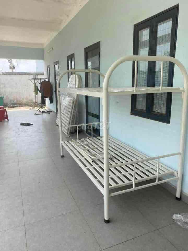 Giường tầng Sắt Trắng 1mx2m có nệm. Mua bán Giường, chăn ga gối nệm tại Quận Tân Bình Tp Hồ Chí Minh được đăng bởi Phạm Minh Đạt hình 1