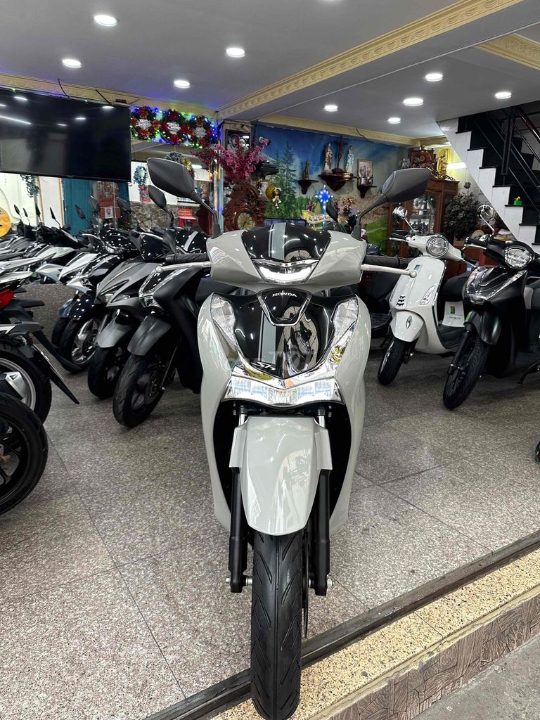 Honda SH 150i ABS 2020 Xám Xi Măng BSTP Chính Chủ. Mua bán Xe máy tại Quận Phú Nhuận Tp Hồ Chí Minh được đăng bởi Ngô Hà hình 2