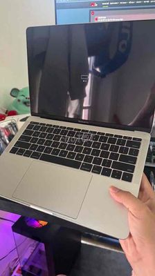 Apple Macbook Pro 2017 i5 8GB/256GB Bạc