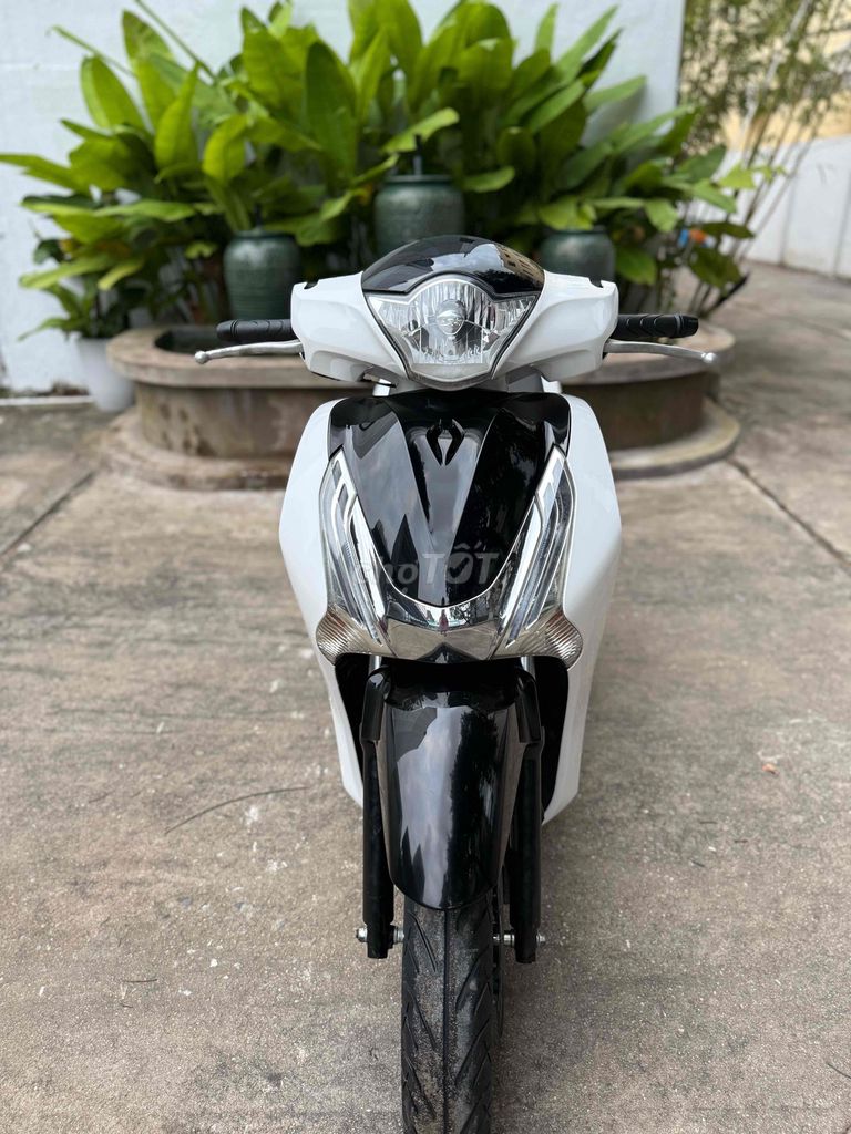 SH 125 2015 màu trắng xe đẹp nguyên rin. Mua bán Xe máy tại Quận Thanh Khê Đà Nẵng được đăng bởi Long hình 3