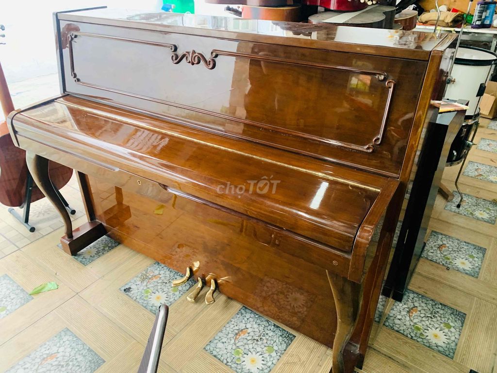 thanhys piano gỗ ngay sân