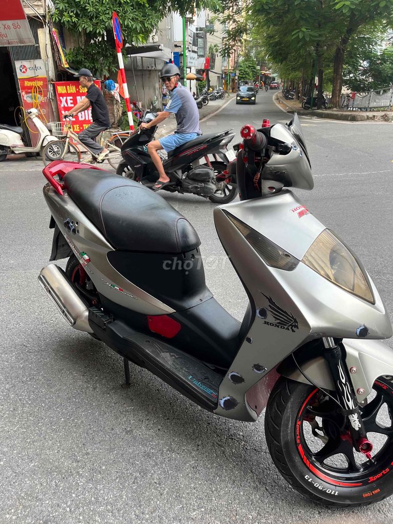 Honda Dylan 150 серебристый скутер