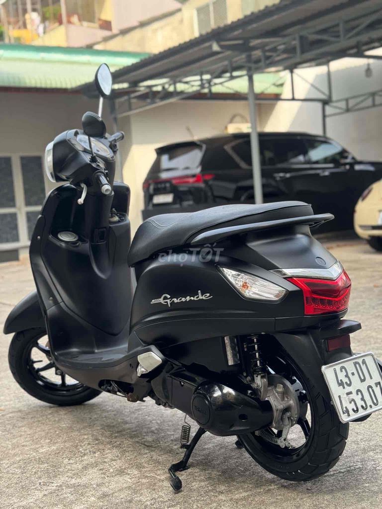 Yamaha Grande Black красивый автомобиль, плавная езда