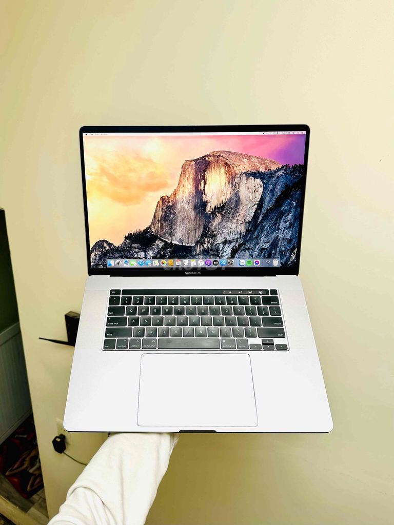 Macbook Pro 2019 16in i7/32/512