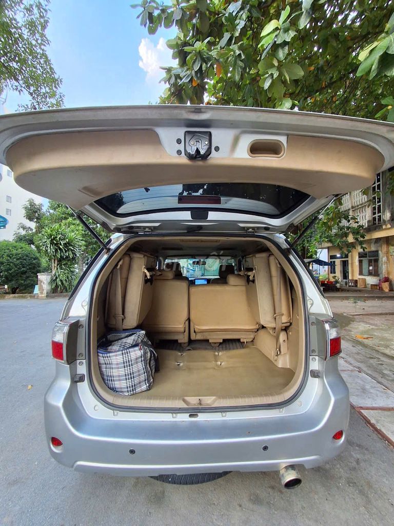 Toyota Fortuner 2.7G 2010 Бензин Автомат Серебристый